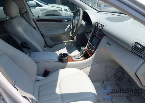 2005 Mercedes-Benz C 240 Luxury z USA, uszkodzony, nr VIN WDBRF61J15A813251